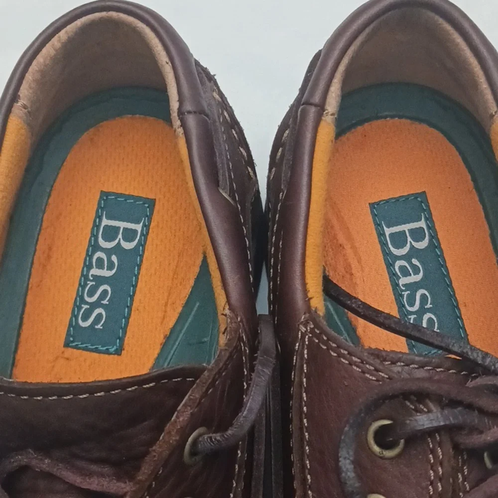 Bass size 9M men's brown upper leather shoes.
